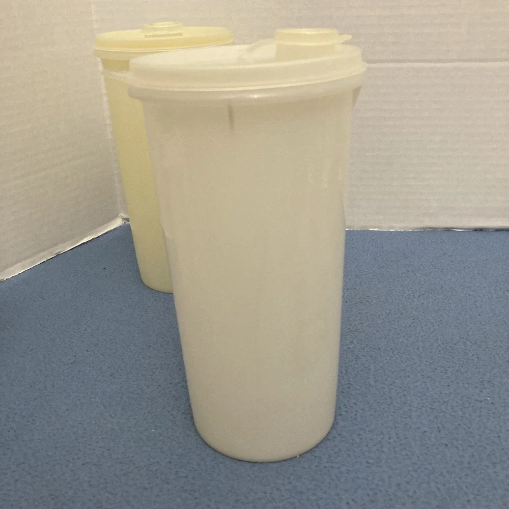 Tupperware Juice Container (Handdlier) 261-10 w/Flip Pour Lid (563-5) - Set of 2
